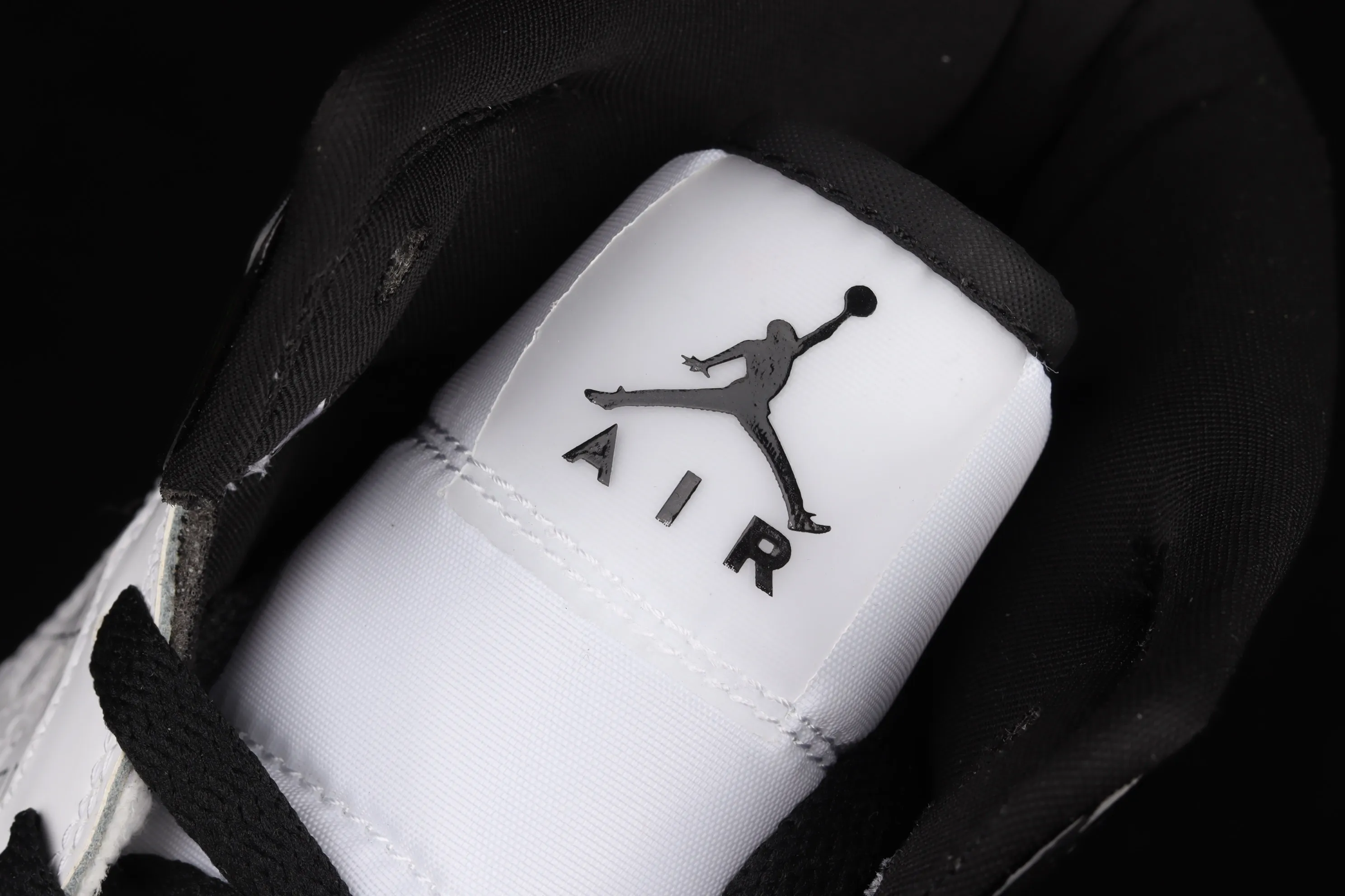 All categories Air Jordan Jordan series basketball shoes Air Jordan 1 Mid Air Jordan 1 Mid SE AJ1 Joe 1 white and black mid-top basketball shoes DC4099-100